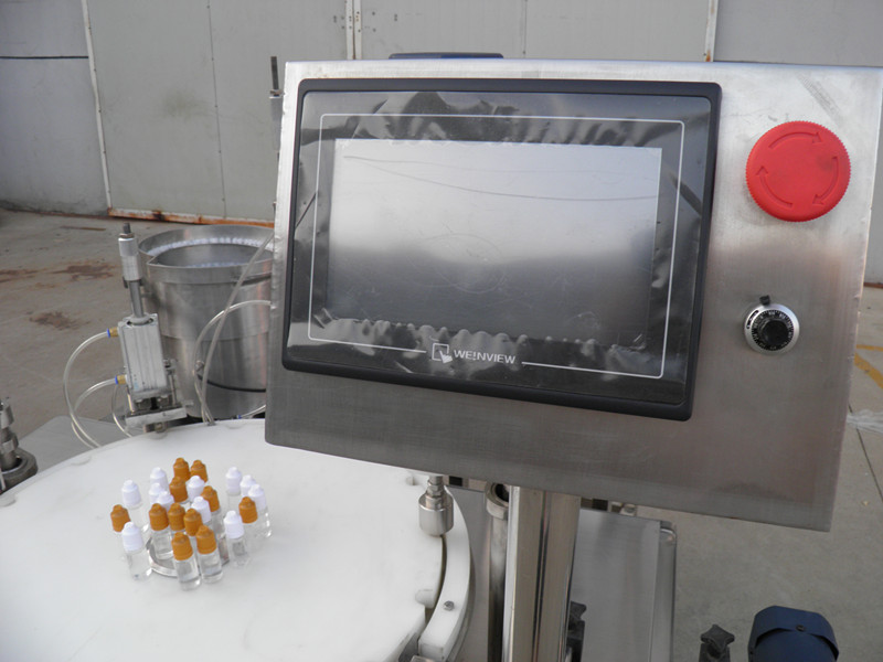 filling plugging capping labeling production line Etichettatura e tappatura del riempitore di bottiglie di liquido elettronico PLC.jpg