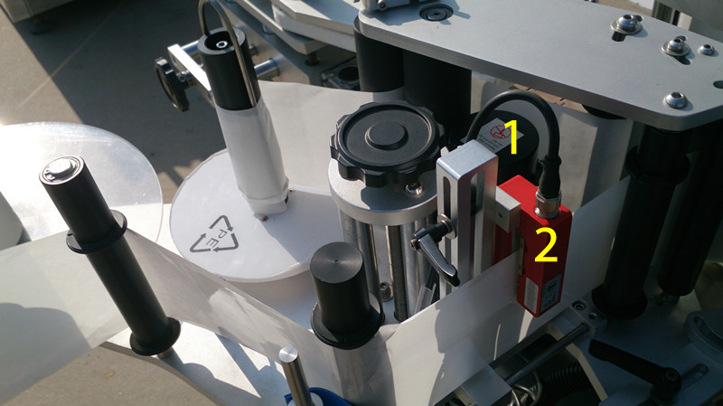 labeling machine for E liquid small bottles etichettatura per E liquid close pictures.jpg