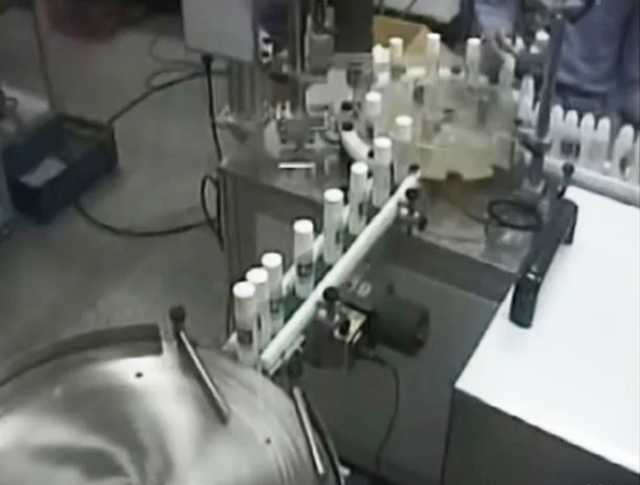 macchinario di riempimento e tappatura.jpg