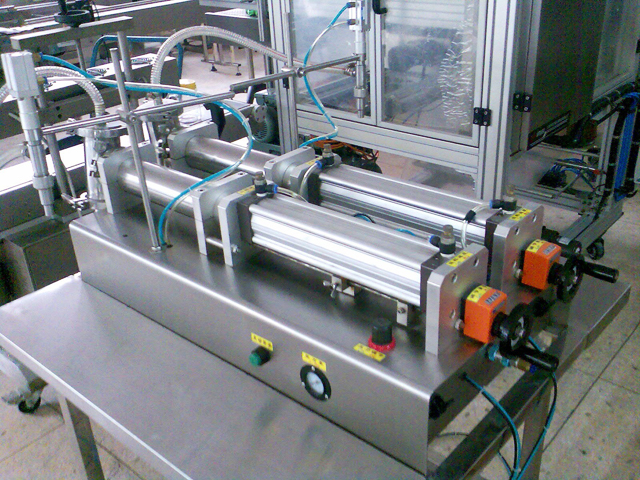 double heads liquid filling machine Riempitrice a 2 teste per detersivo liquido.jpg