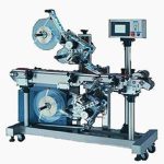 Etichettatrice bifacciale per saponetta con superficie piana e parte superiore rivolta verso il basso