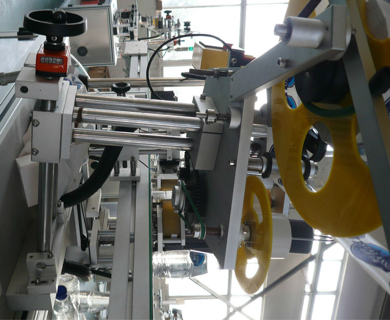 macchina per attaccare etichette autoadesive su e giù su entrambi i lati