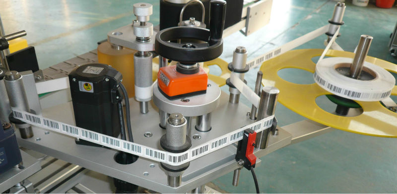 macchina per attaccare etichette autoadesive su e giù su entrambi i lati