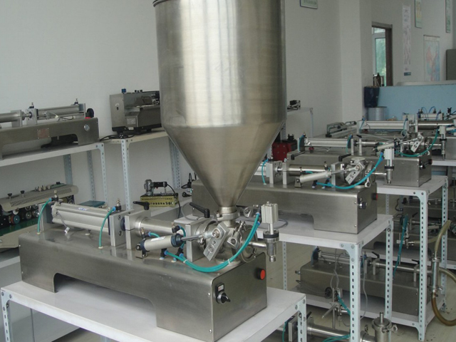 horizontal filling machine for both liquid and paste Macchina riempitrice per CREME e LIQUIDI.jpg