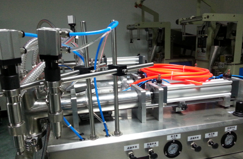 liquid filling machinery semi automatic riempitrice orizzontale di liquidi completamente pneumatica.jpg