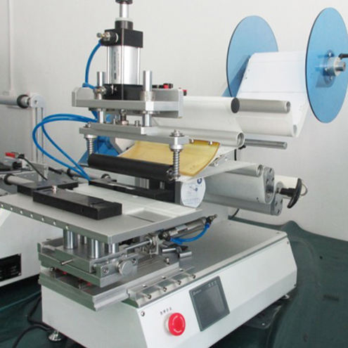 rolling labeling machine for plane surface objects etichettatrici semiautomatiche a rulli.
