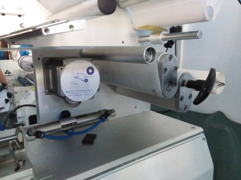 close shot for labeling machines etichettatrici semiautomatiche a rulli.