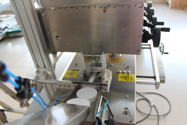 macchina tappatrice con sollevamento (1).JPG