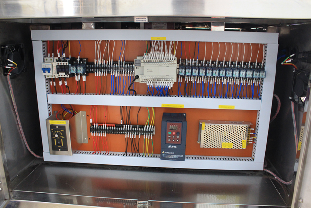 horizontal small bottles labeling machine picture etichettatrice orizzontale immagine attuale.jpg