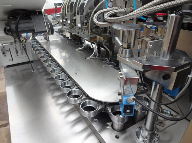 piastra di lavoro per riempitrice sigillatrice tubi.jpg