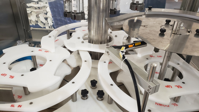 attrezzatura per tappatura a vite.jpg