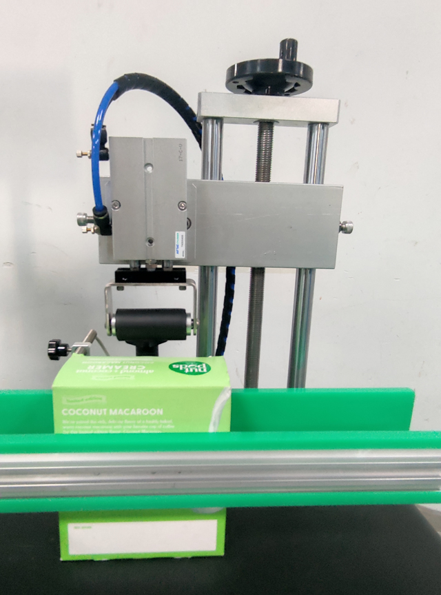 dettagli dell'etichettatrice adesiva.jpg