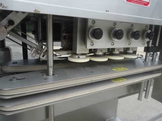 high speed linear screw capping machines tappatrice a vite ad alta velocità.jpg
