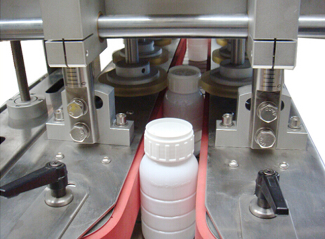 attrezzatura per tappatura a vite.jpg