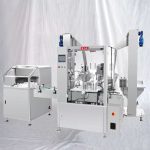 Macchina etichettatrice tappatrice per riempimento di piccole bottiglie di liquidi con disordinatore