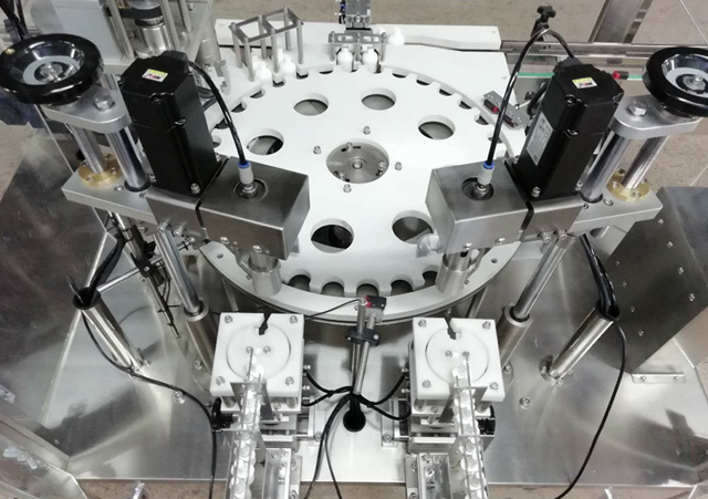 bottiglie braccio robot alimentatore.jpg