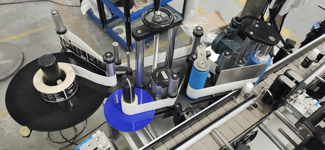 macchina per etichettatura adesiva.JPG