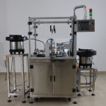 Macchina di riempimento e tappatura di tubi per bottiglie a goccia piccole monoblocco