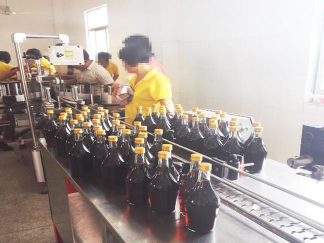 Macchinari in funzione in fabbrica.jpg