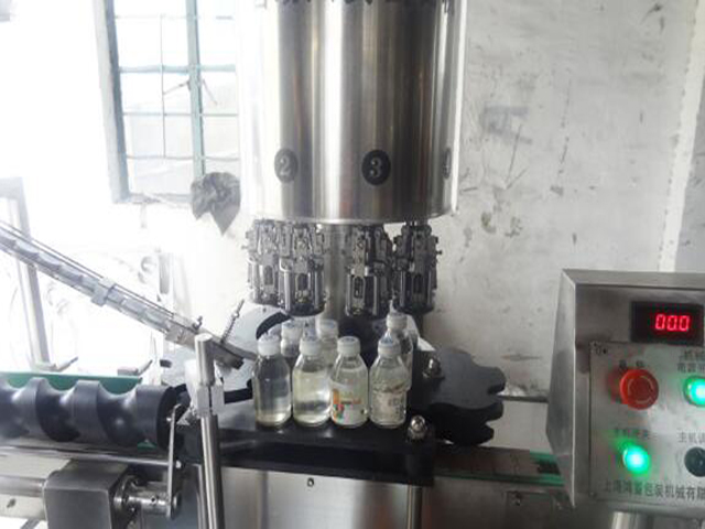 all'interno del macchinario di tappatura ropp.jpg