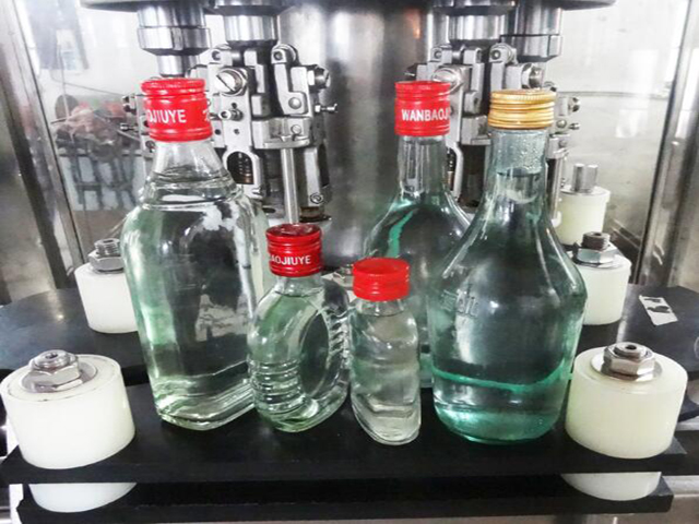 all'interno del macchinario di tappatura ropp.jpg