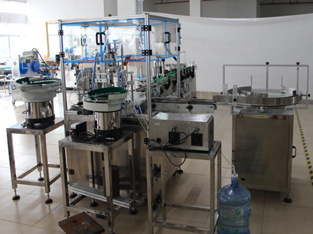 immagini reali di riempimento tappatura etichettatura.jpg