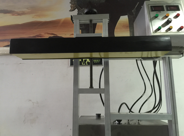 macchinario per la sigillatura a induzione con raffreddamento ad acqua.jpg