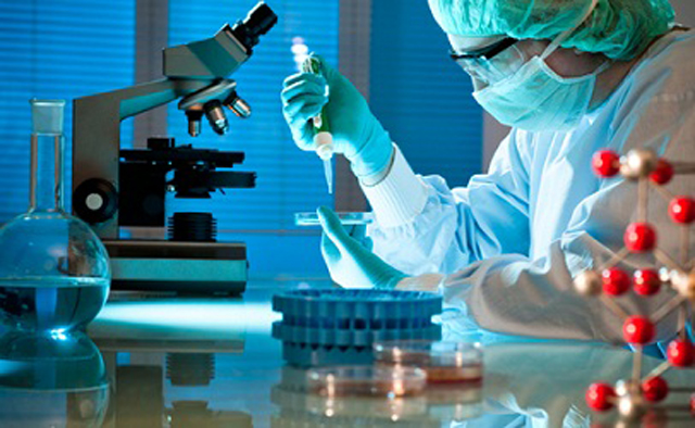 workers testing filling sealing samples prove-di-laboratorio-con-riempi-tubo-sigillatore.jpg