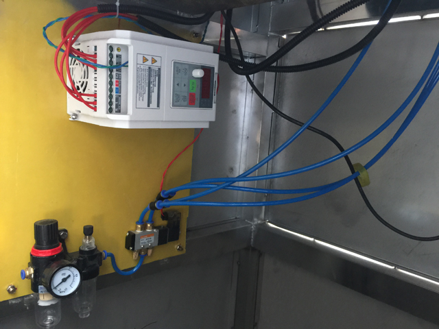 all'interno del macchinario di tappatura ropp.jpg