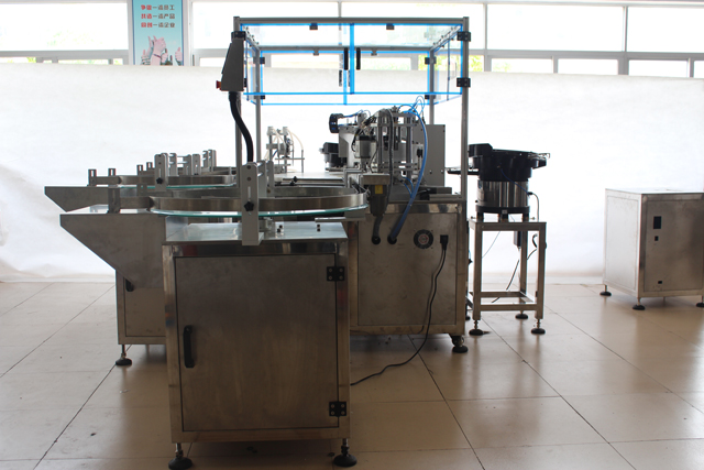 macchina per riempimento e tappatura di oli essenziali.jpg