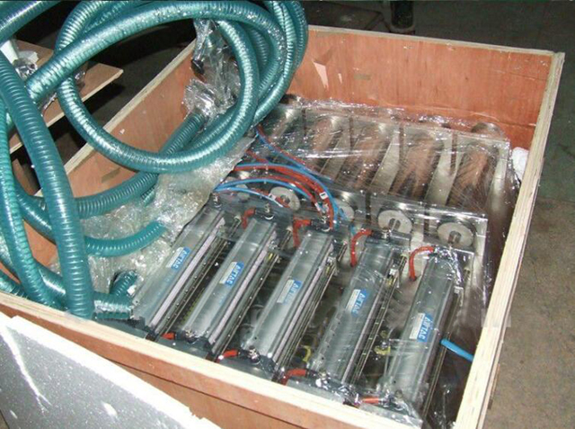 Riempitrice a 4 teste in cassa di legno.jpg