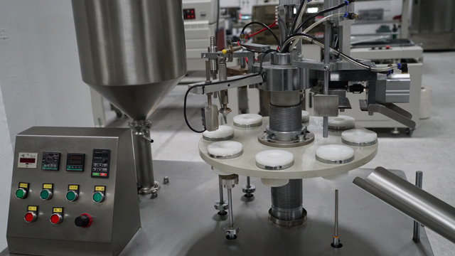 attrezzatura riempitrice sigillatrice per tubi.jpg