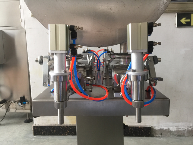 two filling nozzles pneumatic filler equipment ugelli due.jpg