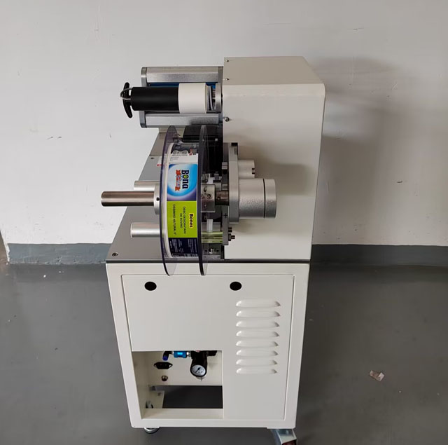 etichettatrice per imballaggio cibo per cani (4).jpg