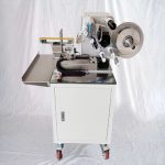 Applicatore di etichette a bandiera semiautomatico per imballaggi di cibo per animali domestici a forma di osso per cani