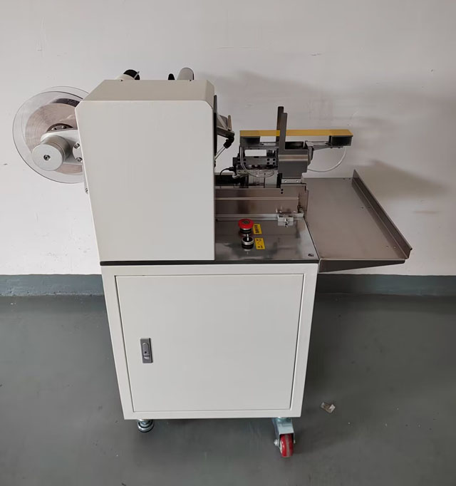 etichettatrice per imballaggio cibo per cani (5).jpg