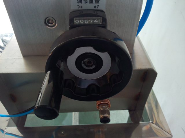 liquid filling machine semi automatic Attrezzatura per riempimento shampoo.jpg