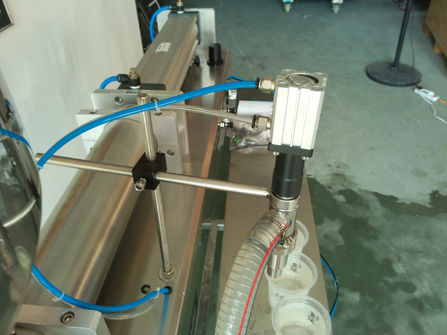 liquid filling machine for lotion shampoo cream Attrezzatura per riempimento shampoo.jpg