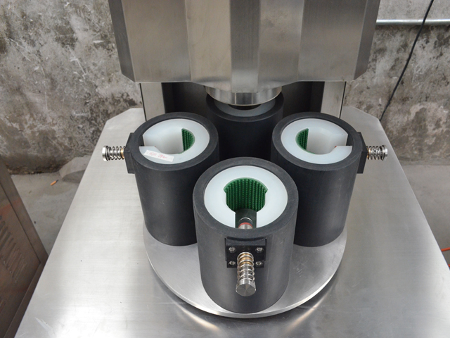 stampo per tappare i barattoli.jpg