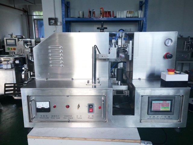ultrasonic tube sealing equipment macchina sigillatrice per tubi ad ultrasuoni.jpg