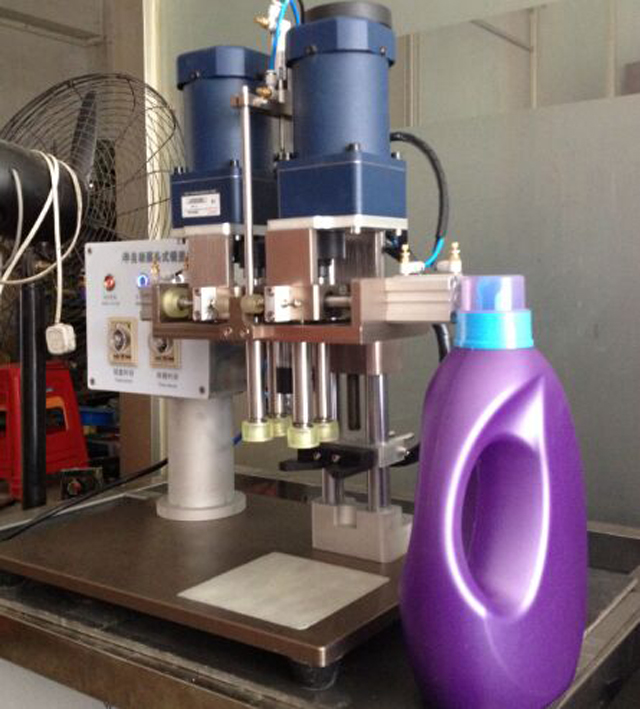 clear pictures for screw capping machinery Macchinario per tappatura a vite.jpg