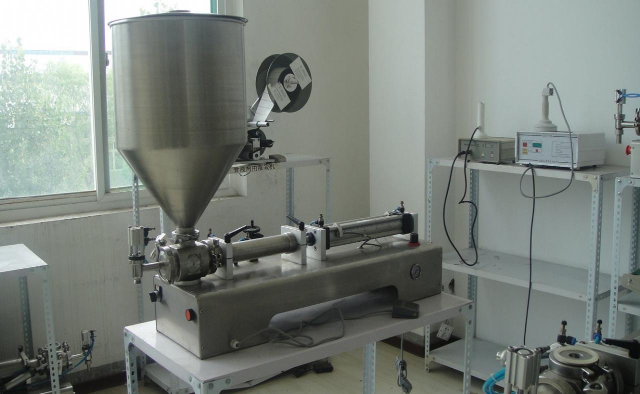 liquid paste filling machine with vertical hopper RIEMPITRICE A TESTA SINGOLA CON TRAMOGGIA.jpg