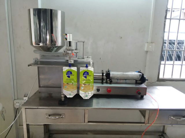 Riempitrice di sacchetti con beccuccio (4).jpg