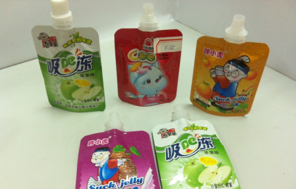 stand up bags for filling riempimento di sacchetti con beccuccio a testa singola con tramoggia .jpg