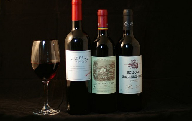 bottles glass for red wine bottiglia bicchiere vino.jpg