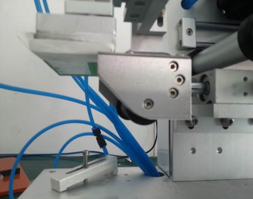 semi automatic flat bottles labeling equipment etichettatrice piana con PLC avanzato (2).jpg