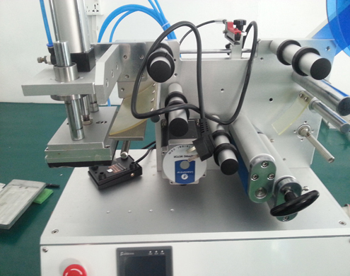 flat surface labeling equipment semi automatic etichettatrice per superfici piane equip (3).jpg