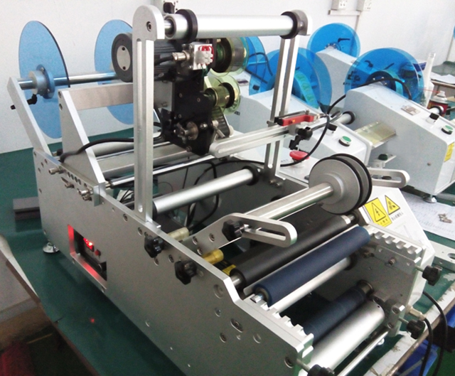 ETICHETTATRICE SEMI AUTOMATICA per ago iniezione.jpg