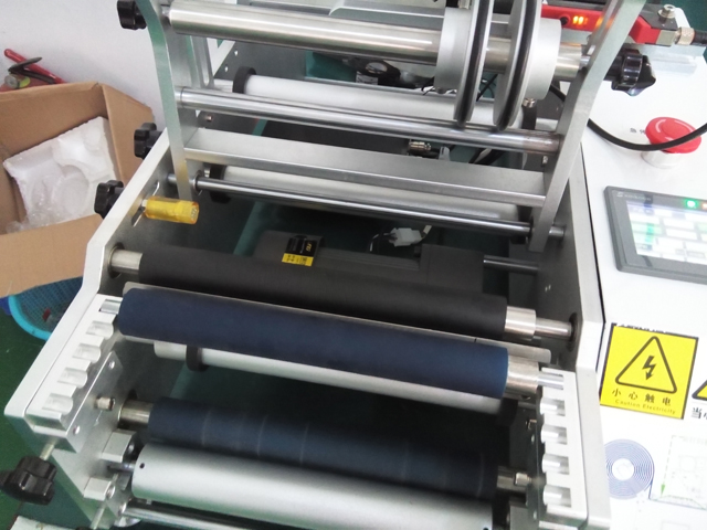 ETICHETTATRICE SEMI AUTOMATICA per ago iniezione.jpg