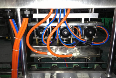 vacuum capper linear parte delle teste di tappatura sottovuoto primo piano.jpg